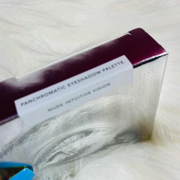 Eyeshadow Palette (Nudes) - Picture 3 of 3